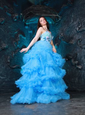 Stüdyo arka planda Akşam Mavi Uzun Elbise Genç Kadın Portresi