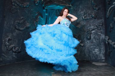 Stüdyo arka planda Akşam Mavi Uzun Elbise Genç Kadın Portresi