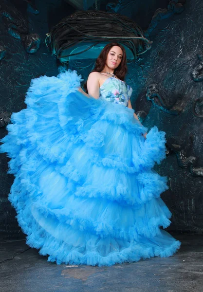 Mujer joven retrato de noche azul vestido largo en el fondo del estudio — Foto de Stock