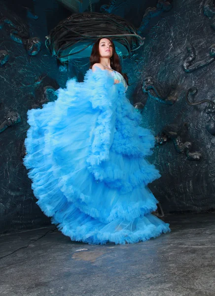 Stüdyo arka planda Akşam Mavi Uzun Elbise Genç Kadın Portresi