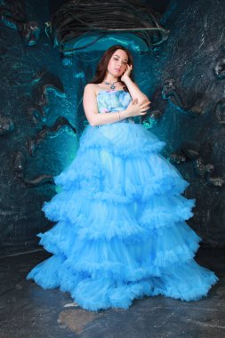 Stüdyo arka planda Akşam Mavi Uzun Elbise Genç Kadın Portresi