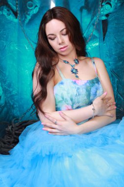 Stüdyo arka planda Akşam Mavi Uzun Elbise Genç Kadın Portresi