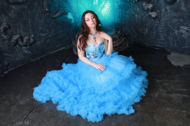 Stüdyo arka planda Akşam Mavi Uzun Elbise Genç Kadın Portresi