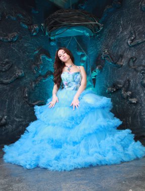 Stüdyo arka planda Akşam Mavi Uzun Elbise Genç Kadın Portresi