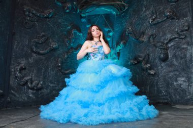 Stüdyo arka planda Akşam Mavi Uzun Elbise Genç Kadın Portresi