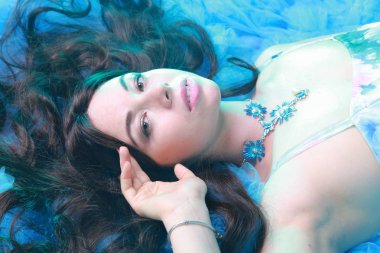 Stüdyo arka planda Akşam Mavi Uzun Elbise Genç Kadın Portresi