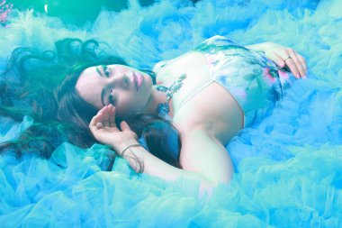 Stüdyo arka planda Akşam Mavi Uzun Elbise Genç Kadın Portresi