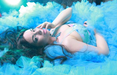 Stüdyo arka planda Akşam Mavi Uzun Elbise Genç Kadın Portresi