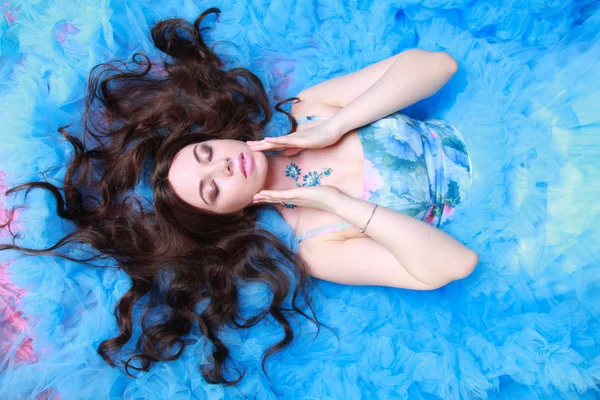 Stüdyo arka planda Akşam Mavi Uzun Elbise Genç Kadın Portresi