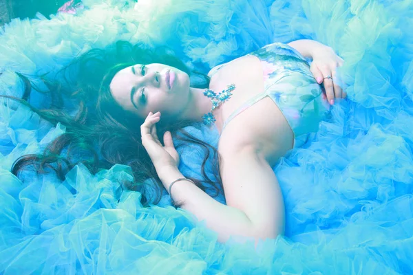 Stüdyo arka planda Akşam Mavi Uzun Elbise Genç Kadın Portresi