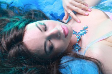 Stüdyo arka planda Akşam Mavi Uzun Elbise Genç Kadın Portresi