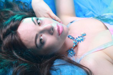 Stüdyo arka planda Akşam Mavi Uzun Elbise Genç Kadın Portresi