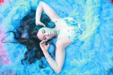 Stüdyo arka planda Akşam Mavi Uzun Elbise Genç Kadın Portresi