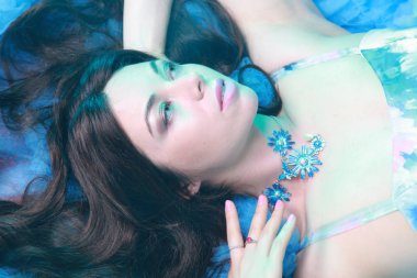 Stüdyo arka planda Akşam Mavi Uzun Elbise Genç Kadın Portresi