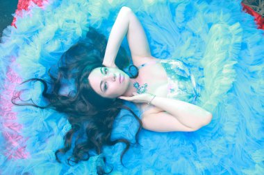 Stüdyo arka planda Akşam Mavi Uzun Elbise Genç Kadın Portresi