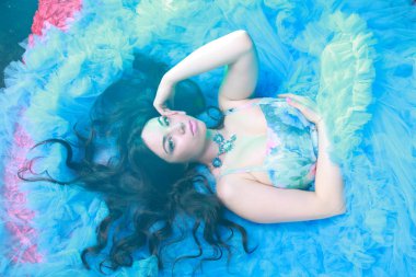 Stüdyo arka planda Akşam Mavi Uzun Elbise Genç Kadın Portresi