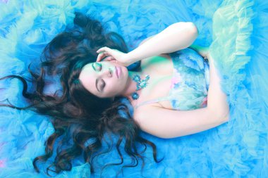 Stüdyo arka planda Akşam Mavi Uzun Elbise Genç Kadın Portresi