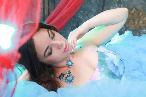 Stüdyo arka planda Akşam Mavi Uzun Elbise Genç Kadın Portresi