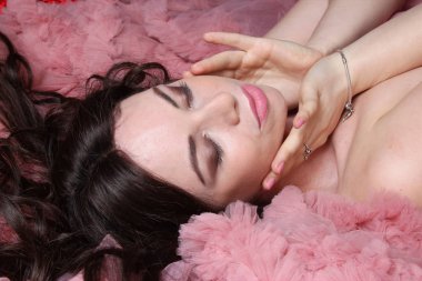 Büyük uzun gece pembe elbise moda genç güzellik kız Portresi