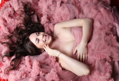 Büyük uzun gece pembe elbise moda genç güzellik kız Portresi