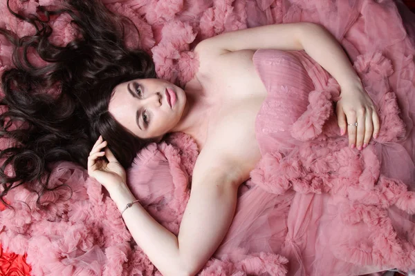 Πορτραίτο της μόδας νεαρό κορίτσι ομορφιά σε μεγάλο μακρύ βράδυ ροζ φόρεμα — Φωτογραφία Αρχείου