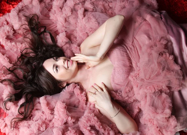 Retrato de menina de beleza jovem na moda em grande vestido rosa de tarde longa — Fotografia de Stock