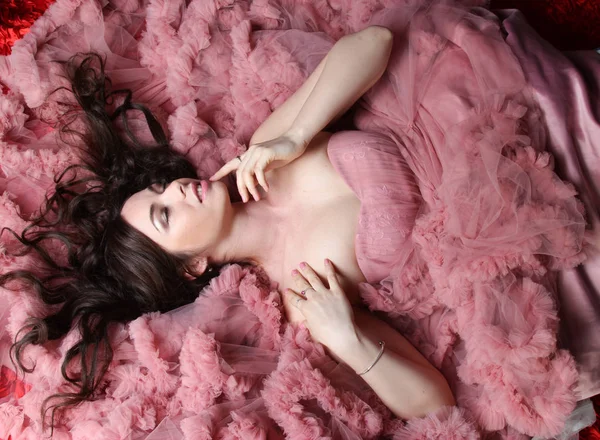 큰 긴 저녁 핑크 드레스에 유행 젊은 아름다움 소녀의 초상화 — 스톡 사진