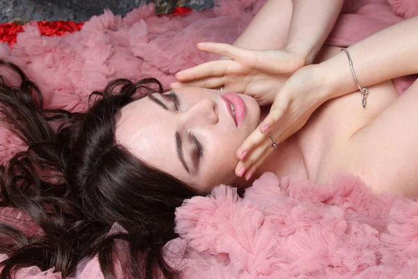 Retrato de menina de beleza jovem na moda em grande vestido rosa de tarde longa — Fotografia de Stock