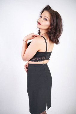 beyaz stüdyo arka plan üzerinde duran retro vintage kıyafeti güzel güzel bayan