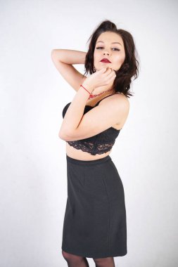 beyaz stüdyo arka plan üzerinde duran retro vintage kıyafeti güzel güzel bayan