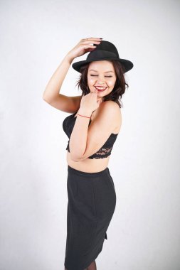 beyaz stüdyo arka plan üzerinde trendy erkek şapka moda kadın. siyah kıyafetli retro bayan tek başına ayakta.