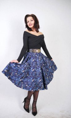 tek başına beyaz stüdyo arka plan üzerinde zarif siyah mavi elbise ev hanımı kadar güzel pin