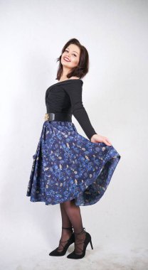 tek başına beyaz stüdyo arka plan üzerinde zarif siyah mavi elbise ev hanımı kadar güzel pin