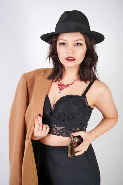 Stílusos fiatal nő, fekete retro ruha és Mans kabát és kalap — Stock Fotó