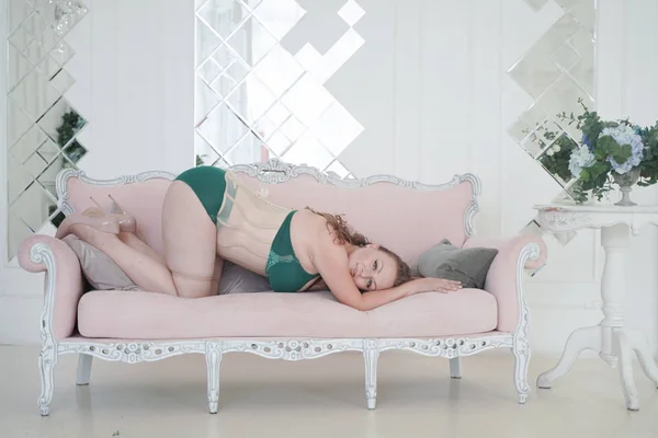 Ritratto di felice donna grassa allegra che indossa biancheria intima verde alla moda nella sua stanza bianca al chiuso — Foto Stock