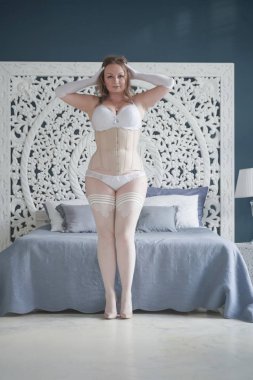 tek başına yatak odasında beyaz iç çamaşırı cinsel artı boyutu gelin kız. korse ve çorap yalnız dantel iç çamaşırı tombul kadın