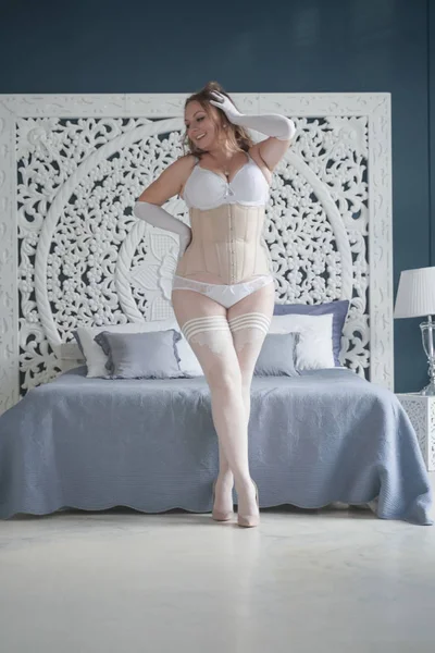 혼자 침실에서 흰색 란제리에 성적 플러스 크기의 신부 소녀. 코르셋과 스타킹 혼자 레이스 속옷에 통통한 여자 — 스톡 사진