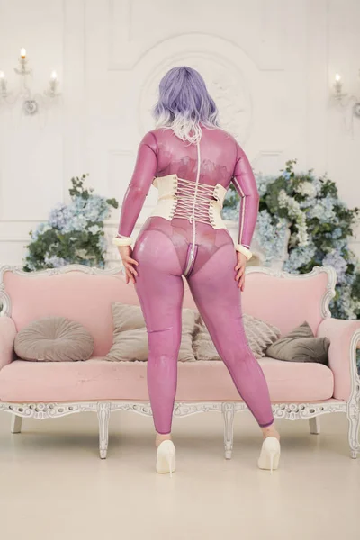 Sensuele vrouw in latex kostuum in de Studio. Hot plus size fetish volwassen meisje in rubber Catsuit. hele volledige lichaamslengte. — Stockfoto