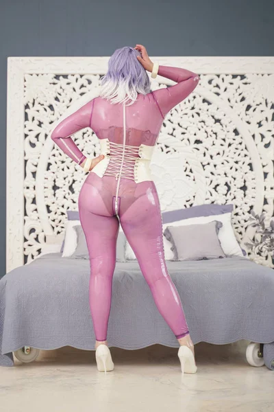 Sinnliche Frau im Latex-Kostüm im Studio. hot plus size Fetisch erwachsenes Mädchen in Gummi Catsuit. ganze Körperlänge. — Stockfoto