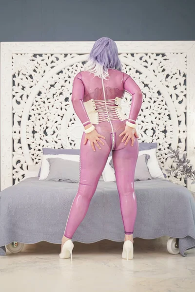 Donna sensuale in costume di lattice in studio. Hot plus size fetish ragazza adulta in tuta di gomma. tutta la lunghezza del corpo . — Foto Stock