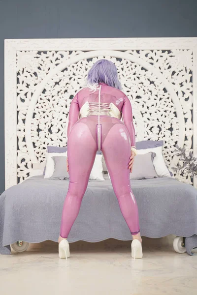 Sinnliche Frau im Latex-Kostüm im Studio. hot plus size Fetisch erwachsenes Mädchen in Gummi Catsuit. ganze Körperlänge. — Stockfoto