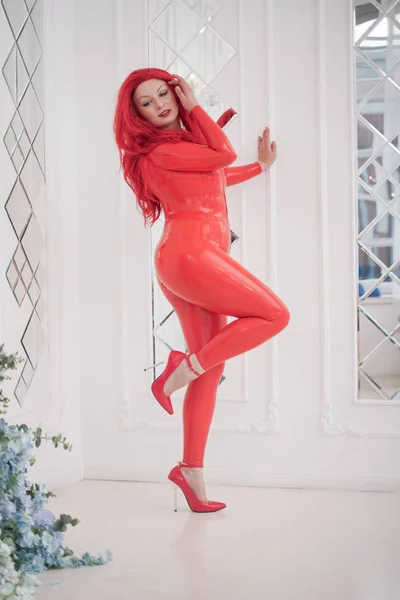 Femme sensuelle en costume de latex dans le studio. Chaud plus taille fétiche adulte fille en catsuit en caoutchouc. longueur totale du corps . — Photo