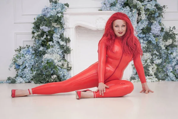 Sinnliche Frau im Latex-Kostüm im Studio. hot plus size Fetisch erwachsenes Mädchen in Gummi Catsuit. ganze Körperlänge. — Stockfoto