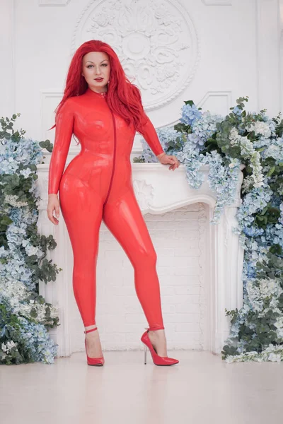 Sinnliche Frau im Latex-Kostüm im Studio. hot plus size Fetisch erwachsenes Mädchen in Gummi Catsuit. ganze Körperlänge. — Stockfoto