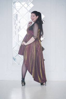 güzel artı boyutu mix ırk genç kadın portresi tek başına aynalar ile beyaz arka plan üzerinde poz