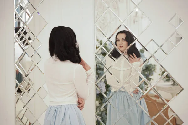 Όμορφος/η κυρία σε χαριτωμένο μοντέρνα Vintage φούστα και πουκάμισο στέκεται κοντά στον καθρέφτη — Φωτογραφία Αρχείου