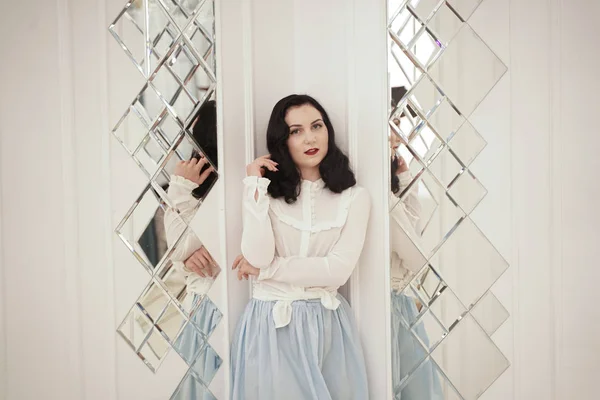 예쁜 핀업 아가씨에 귀여운 트렌디 한 빈티지 스커트와 셔츠 는 거울 근처에 서 — 스톡 사진