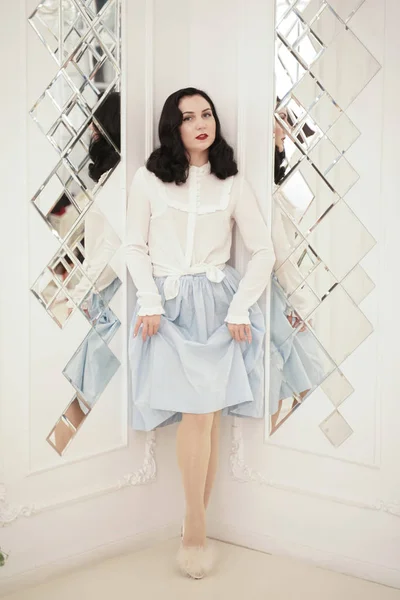 Όμορφος/η κυρία σε χαριτωμένο μοντέρνα Vintage φούστα και πουκάμισο στέκεται κοντά στον καθρέφτη — Φωτογραφία Αρχείου