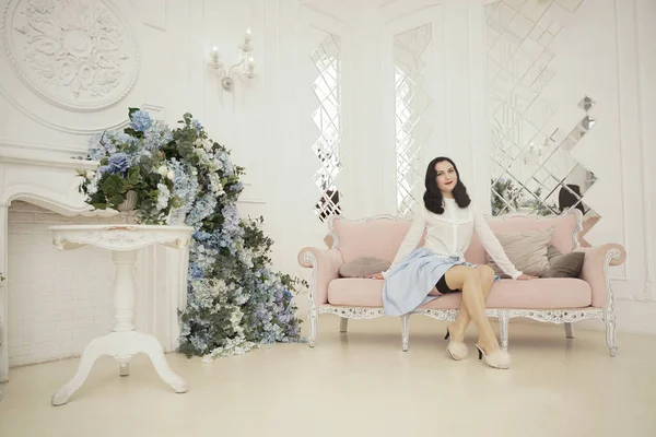 Bela pin up fêmea em retro branco azul roupa dentro de casa em seu apartamento sozinho — Fotografia de Stock