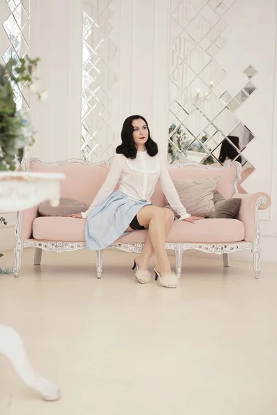 Красива шпилька жінка в ретро-біло-блакитному вбранні в приміщенні тільки в її квартирі — стокове фото